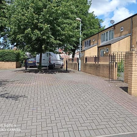 Luxury New House With Free Parking Apartment Birmingham Bagian luar foto