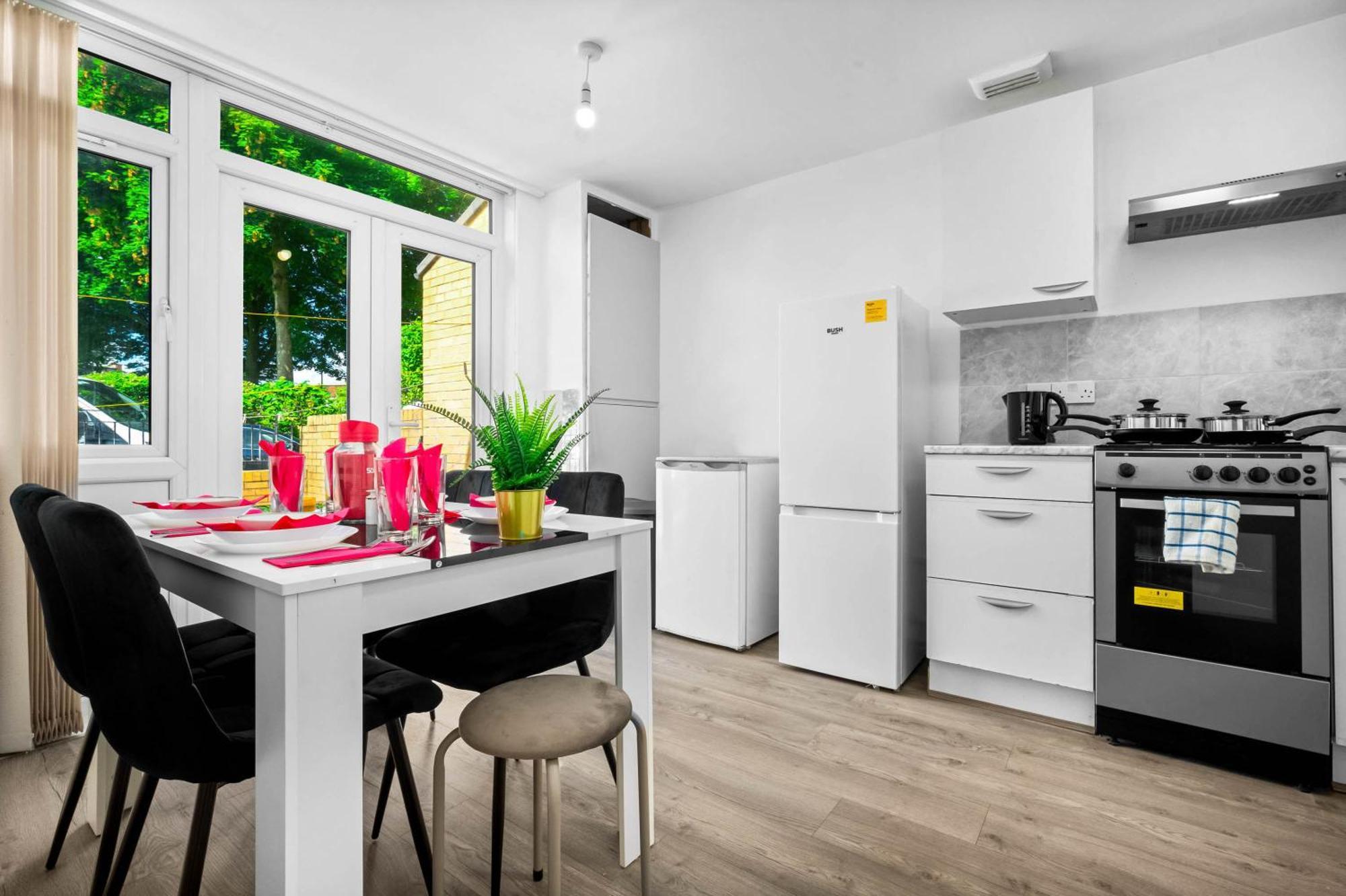 Luxury New House With Free Parking Apartment Birmingham Bagian luar foto